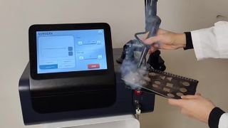 360 ° 回転ハンドル皮膚引き締めにきび治療 10600nm フラクショナル Co2 レーザー機械